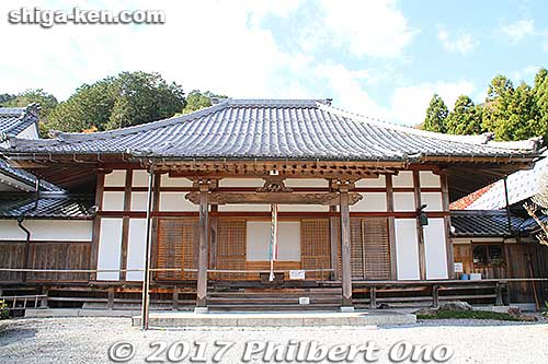 Tokugen-in temple's Hondo main hall. Tokugen-in belongs to the Tendai Buddhist sect, Enryakuji School. It was founded by 1283 when Kyogoku Ujinobu built the original Hondo Hall. Ujinobu started the Kyogoku Clan. 本堂
Keywords: shiga maibara kashiwabara kiyotaki tokugenin tendai buddhist temple
