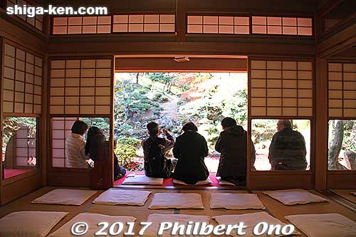 Pay the small admission and enjoy the garden and see inside the Hondo main hall. This is inside the Kyakuden (Guest Hall). 客殿
