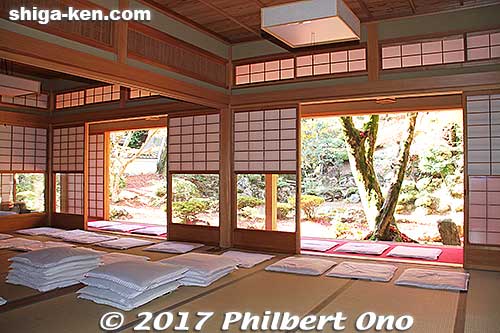 Nice place to relax and talk while viewing the garden. Tourists maycome by the busloads in autumn though.
Keywords: shiga maibara kashiwabara kiyotaki tokugenin temple fall foliage autumn leaves garden