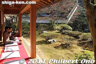 The Guest Hall has this veranda where we can sit and admire the garden. They also served us tea.
Keywords: shiga maibara kashiwabara kiyotaki tokugenin tendai buddhist temple