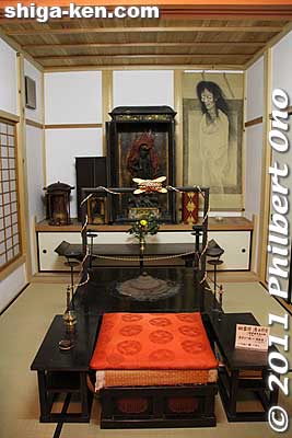 Altar on the left of the main altar in the Hondo with Fudomyoo at center. In the background on the right is the famous "ghost scroll painting." The ghost seems like it's stepping out of the picture. 絹本淡彩(けんぽんたん�
Like Sadako stepping out of your TV...
Keywords: shiga maibara kashiwabara kiyotaki tokugenin tendai buddhist temple