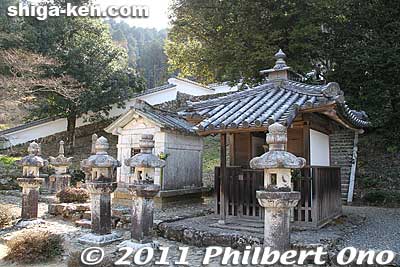 Kyogoku Takatsugi and Kyogoku Takanori's (1718-1763) grave
Keywords: shiga maibara kashiwabara kiyotaki tokugenin temple kyogoku clan graves cemetery