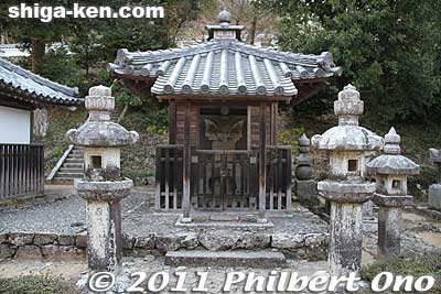 Kyogoku Takanaka's (1754-1811) grave. He was the fifth lord of Marugame in Shikoku. 京極高中
Keywords: shiga maibara kashiwabara kiyotaki tokugenin temple kyogoku clan graves cemetery
