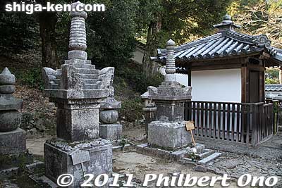 Two lesser graves for Kyogoku Tadataka (京極忠高) and Takakazu (京極高和), the eldest son of Takatsugu.
Keywords: shiga maibara kashiwabara kiyotaki tokugenin temple kyogoku clan graves cemetery