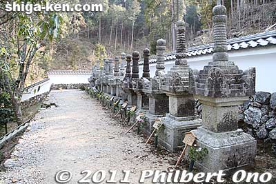 The narrow upper level has 18 gravestones, starting with the first Kyogoku Clan leader Ujinobu on the right.
Keywords: shiga maibara kashiwabara kiyotaki tokugenin temple kyogoku clan graves cemetery