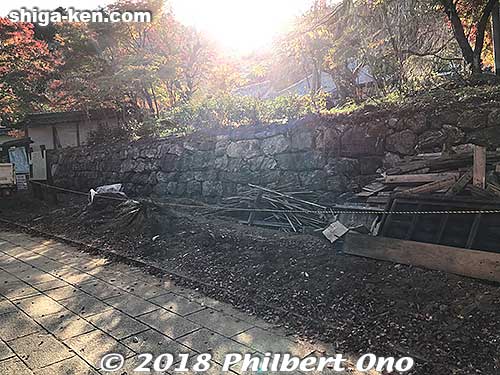 Collapsed wall gone. Now the tourists comingto see the fall leaves won't be so shocked to see the mess that was here.
Keywords: shiga maibara kashiwabara kiyotaki tokugen-in temple collapsed wall