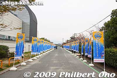 Path to the gym entrance is lined with Lakestars banners.
Keywords: shiga moriyama lakestars pro basketball game bj-league Osaka Evessa
