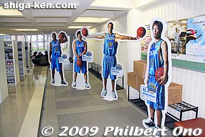 Entrance lobby is decorated with player cutouts. We had to take off our shoes when entering the Moriyama gym. Slippers were provided.
Keywords: shiga moriyama lakestars pro basketball game bj-league Osaka Evessa