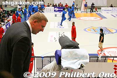 Head coach Robert Pierce chats with an ardent fan in a wheelchair.
Keywords: shiga moriyama lakestars pro basketball game bj-league Osaka Evessa