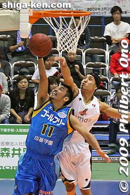 Wara tries for one.
Keywords: shiga moriyama lakestars pro basketball game bj-league Osaka Evessa