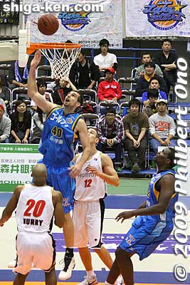 Luke Zellar #40 rises to the occasion.
Keywords: shiga moriyama lakestars pro basketball game bj-league Osaka Evessa