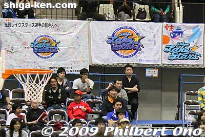 Many homemade banners cheering the Lakestars.
Keywords: shiga moriyama lakestars pro basketball game bj-league Osaka Evessa