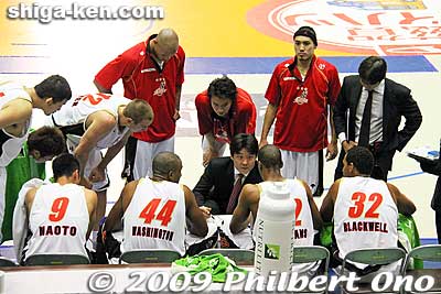 Evessa head coach Tennichi Kensaku (center) talks to his team during a timeout.
Keywords: shiga moriyama lakestars pro basketball game bj-league Osaka Evessa