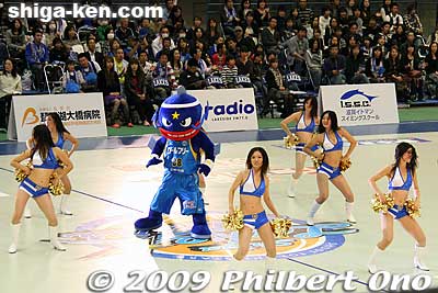 Magnee, official mascot, and Lakestars cheerleaders.
Keywords: shiga moriyama lakestars pro basketball game bj-league Osaka Evessa