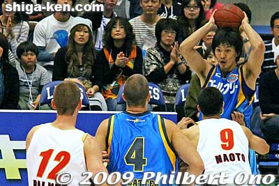 Horikawa Ryuichi #8 looking for someone.
Keywords: shiga moriyama lakestars pro basketball game bj-league Osaka Evessa