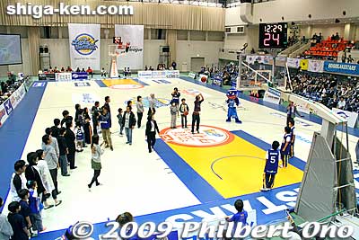 Free throw game. People who sunk the ball in received a small prize.
Keywords: shiga moriyama lakestars pro basketball game bj-league Osaka Evessa