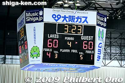 Still tied with less than 4 min. left in the game. Very exciting. The crowd either roared each time the Lakestars scored or sighed each time they missed.
Keywords: shiga moriyama lakestars pro basketball game bj-league Osaka Evessa