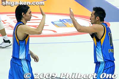 High five between Joho and Wara.
Keywords: shiga moriyama lakestars pro basketball game bj-league Osaka Evessa