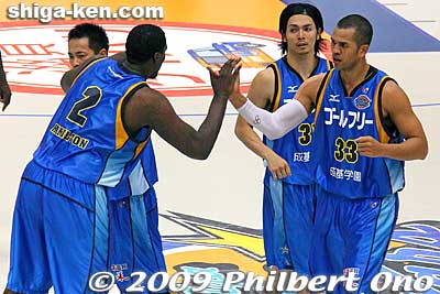 High five between Gary Hamilton #2 and Bobby Nash #33.
Keywords: shiga moriyama lakestars pro basketball game bj-league Osaka Evessa