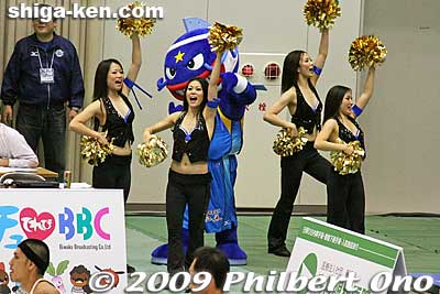 Lakestars cheerleaders and Magnee in a corner.
Keywords: shiga moriyama lakestars pro basketball game bj-league Osaka Evessa