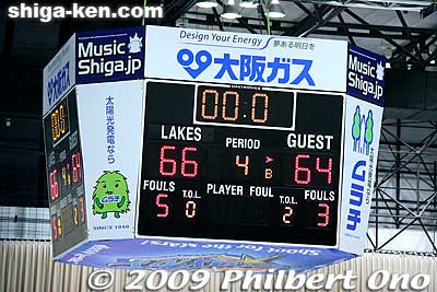 In a hard-fought match, the Shiga Lakestars sqeaked by Osaka Evessa 66-64. They beat Osaka the next day as well, 83-80 in another close game. With 6 wins and 2 losses so far, the Lakestars head the Western Conference.
Keywords: shiga moriyama lakestars pro basketball game bj-league Osaka Evessa