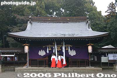 Katsube Shrine was founded in 649 and originally dedicated to a warrior god by the Mononobe clan.
Keywords: shiga prefecture moriyama shinto shrine fire festival