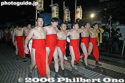 At 6 pm, half-naked young men wearing loincloths march to the shrine. They are 15-34 years old. 迎え
Keywords: shiga prefecture moriyama shinto shrine fire festival