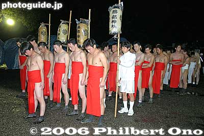 Prayer ceremony at Katsube Shrine before they start parading with three taiko drums. 修祓式（しゅっぱつしき）
Keywords: shiga prefecture moriyama shinto shrine fire festival