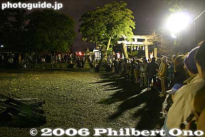 The waiting crowd.
Keywords: shiga prefecture moriyama shinto shrine fire festival