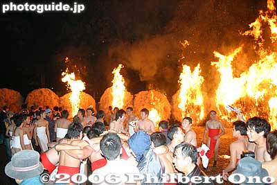 It gets very hot...
Keywords: shiga prefecture moriyama shinto shrine fire festival