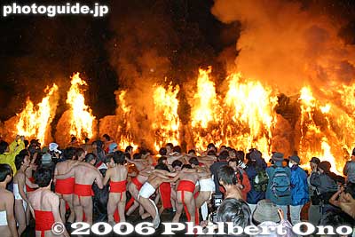 Katsube Fire Festival: Men dance in rings in front of the fire. Also see the [url=http://www.youtube.com/watch?v=5wcsDmszciA]video at YouTube[/url].
Keywords: shiga prefecture moriyama shinto shrine fire festival matsuri01 shigabestmatsuri