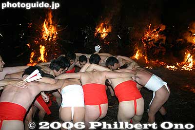 After a few minutes and before it gets unbearably hot, the fire peters out.
Keywords: shiga prefecture moriyama shinto shrine fire festival