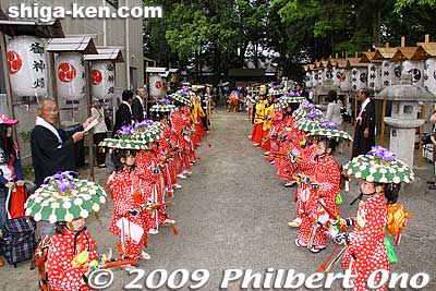 Wearing hanagasa flower hats, the dancers performed here near the shrine before proceeding to Ozu Shrine. [url=http://goo.gl/maps/O67db]MAP[/url]
Keywords: shiga moriyama naginata-furi dance matsuri festival