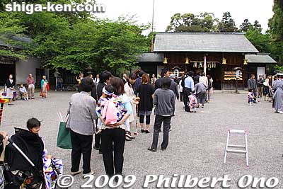 At Ozu Shrine, everyone went to worship upon arrival.
Keywords: shiga moriyama naginata-furi dance matsuri festival children