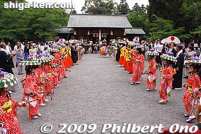 They all performed again at Ozu Shrine.
Keywords: shiga moriyama naginata-furi dance matsuri festival children