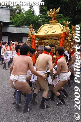Some middle-aged (or older) men carry the mikoshi.
Keywords: shiga moriyama naginata-furi dance matsuri festival 