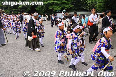 Naginata bearers leave.
Keywords: shiga moriyama naginata-furi dance matsuri festival 