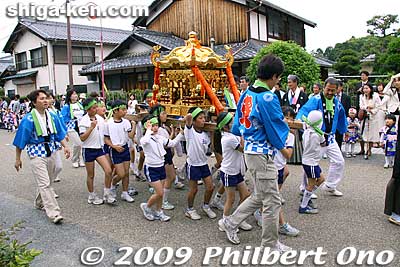 Children's mikoshi make its way.
Keywords: shiga moriyama naginata-furi dance matsuri festival 