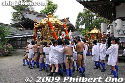 After arriving at Ozu Wakamiya Shrine a few kilometers away, they rested until 3 pm when they started up again. The mikoshi were first carried around the shrine grounds.
Keywords: shiga moriyama naginata-furi dance matsuri festival