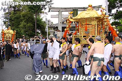 They noisily carried the mikoshi around the neighborhood.
Keywords: shiga moriyama naginata-furi dance matsuri festival 