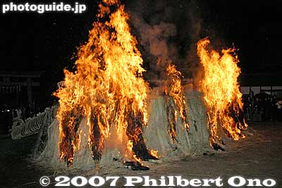 The torches burn within seconds.
Keywords: shiga moriyama sumiyoshi shrine fire festival hi matsuri01 shigabestmatsuri