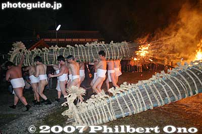 Sumiyoshi Shrine Fire Festival, Moriyama, Shiga Pref. on the second Sat. of January.
Keywords: shiga moriyama sumiyoshi shrine fire festival hi matsuri01 shigabestmatsuri