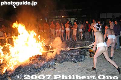 Taming the firre.
Keywords: shiga moriyama sumiyoshi shrine fire festival hi matsuri