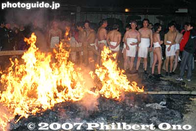 Great way to warm up.
Keywords: shiga moriyama sumiyoshi shrine fire festival hi matsuri