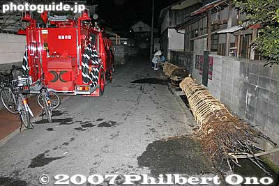 Fire truck and burnt torch.
Keywords: shiga moriyama sumiyoshi shrine fire festival hi matsuri