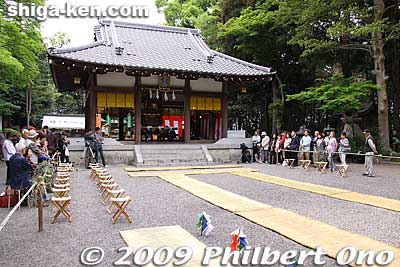 Inside Shimoniikawa Shrine setup for the Sushikiri Matsuri held on May 4-5, but May 5 is the main event. The formal name of the festival is Omi-no-Kenketo Matsuri. 近江のケンケト祭.
Keywords: shiga moriyama shimoniikawa jinja shrine sushikiri matsuri festival sushi-kiri 