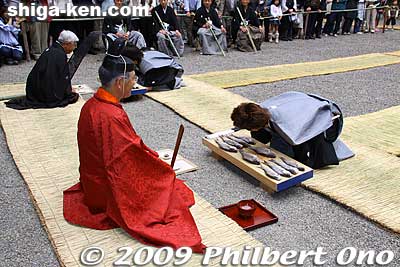 A wooden cutting board with 10 funa-zushi each.
Keywords: shiga moriyama shimoniikawa jinja shrine sushikiri matsuri festival sushi-kiri 