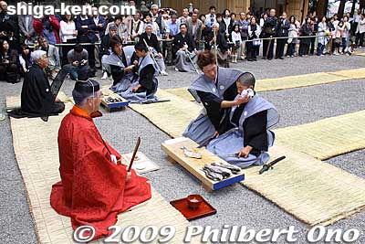Wiping off their sweat.
Keywords: shiga moriyama shimoniikawa jinja shrine sushikiri matsuri festival sushi-kiri 