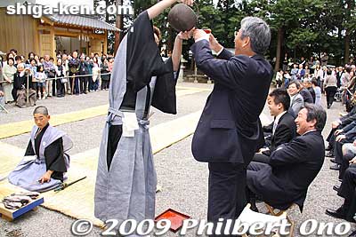 Sake poured high for the mayor of Moriyama, one of the dignitaries watching the festival.
Keywords: shiga moriyama shimoniikawa jinja shrine sushikiri matsuri festival sushi-kiri 