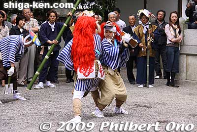 Kanko-no-Mai dance, a kind of lion dance. かんこの舞
Keywords: shiga moriyama shimoniikawa jinja shrine sushikiri matsuri festival sushi-kiri 